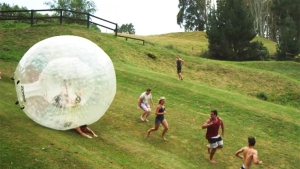 Illustration : "Ces personnes aiment se faire écraser par une boule gonflable, à l'image d'Indiana Jones"