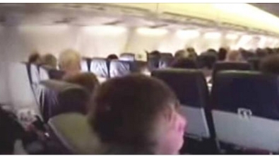 Illustration : Cette fillette autiste embête un homme dans l'avion. Sa réaction va laisser sa maman en larmes...