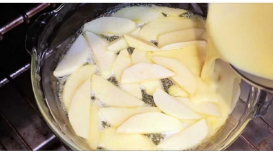 Illustration : Quelques oeufs versés sur des pommes pour une recette qui met l'eau à la bouche !