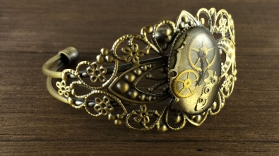 Illustration : "Des bijoux réalisés avec de vieilles pièces de montres ! Belle originalité..."