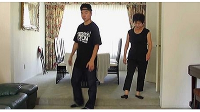 Illustration : Elle rejoint son fils qui danse devant une caméra et ce qu'ils font à deux est magnifique !
