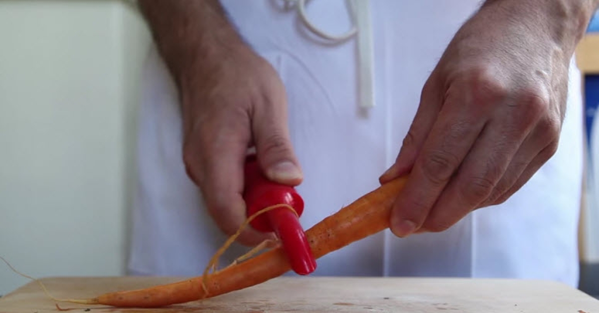 Une technique astucieuse pour éplucher rapidement les carottes