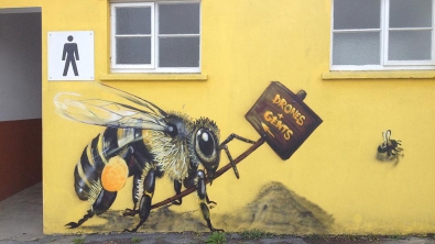 Illustration : "Il pare les rues londoniennes de fresques peuplées d'abeilles pour attirer l'attention sur le danger qui les guette"