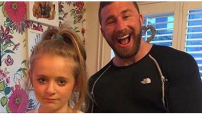 Illustration : "Un peu trop protecteur, regardez le T-Shirt que ce papa a fait à sa fille pour éloigner les garçons..."