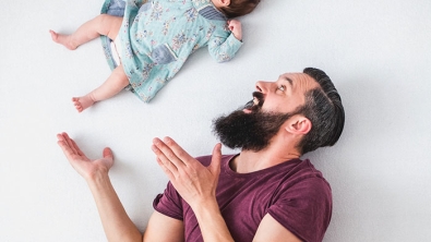 Illustration : "Les photos surréalistes, mais sans photomontage, d'un papa et son bébé"