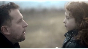 Illustration : "Il se rend en forêt avec sa fille adoptive et ce qu'il fait est horrible ! Une très belle campagne de sensibilisation pour la cause animale !"