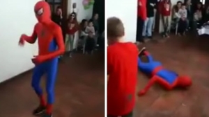 Illustration : "Spider-Man rate son numéro pendant une fête d'anniversaire"