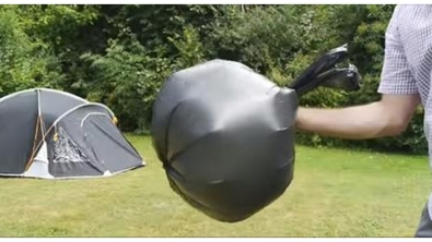 Illustration : "Il remplit son sac poubelle d'air pour nous présenter une astuce indispensable en camping !"