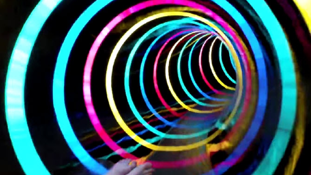 Sensations fortes garanties avec ce toboggan aquatique lumineux en