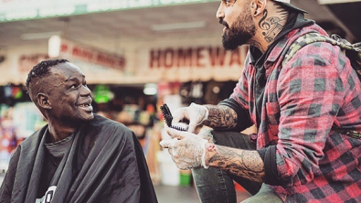 Illustration : A Melbourne, on le surnomme le coiffeur des rues. C'est de cette manière qu'il aide les sans-abris