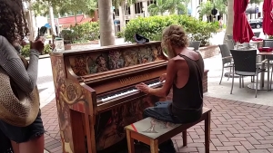 Illustration : "Cette ville installe des pianos en rue mais personne n'était préparé au talent de ce SDF ! L'habit ne fait pas le moine..."