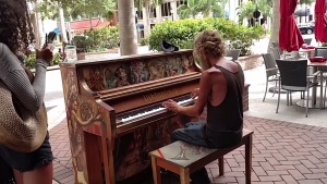 Image illustrant l'article Cette ville installe des pianos en rue mais personne n'était préparé au talent de ce SDF ! L'habit ne fait pas le moine...
