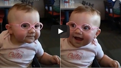 Illustration : "L'émouvante réaction d'un bébé qui voit ses parents pour la première fois... Un sourire qui ne trompe pas !"