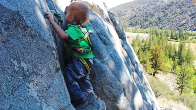 Illustration : Il n'a même pas encore deux ans et suit déjà ses parents dans leurs randonnées en montagne