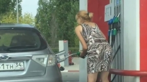 Illustration : "Cette femme essaye de mettre de l'essence dans sa voiture! Manifestement, c'est la première fois..."