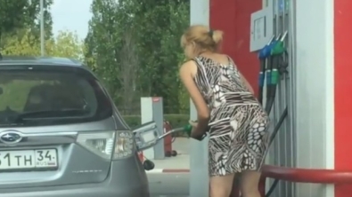 Illustration : "Cette femme essaye de mettre de l'essence dans sa voiture! Manifestement, c'est la première fois..."