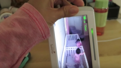 Illustration : "Elle voit ses jumelles jouer sur le babyphone. Elle décide de les appeler et leur réaction est à mourir de rire ! "