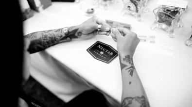 Illustration : "Ils remplacent le champagne par du cannabis lors de leur mariage... Les invités adorent ! "