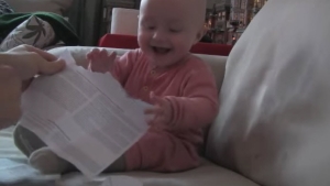 Ce Bebe Qui Rit Aux Eclats Lorsque Son Papa Dechire Du Papier Va Illuminer Votre Journee Ce Bebe Qui Rit Aux Eclats Lorsque Son Papa Dechire Du Papier Va Illuminer Votre Journee