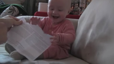 Illustration : "Ce bébé qui rit aux éclats lorsque son papa déchire du papier va illuminer votre journée"