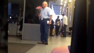 Illustration : "Des millions d'internautes émus face à la vidéo de cet homme qui attend à l'aéroport..."