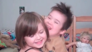 Cette Maman Entre Dans La Chambre Des Enfants Et Ce Qu Elle Entend Lui Met Instantanement Les Larmes Aux Yeux Cette Maman Entre Dans La Chambre Des Enfants Et Ce Qu Elle Entend Lui Met Instantanement Les Larmes Aux Yeux