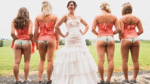 Image illustrant l'article La nouvelle mode à un mariage : montrer ses fesses