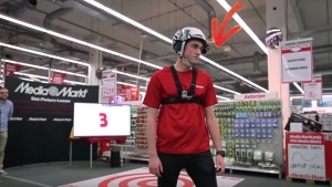 Image illustrant l'article Ce mec vient de gagner 100 secondes pendant lesquelles il avait le droit de dévaliser un Media Markt... Regardez ce qu'il a réussi à emporter !