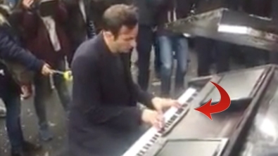 Illustration : Cet inconnu a déplacé son piano devant le bataclan pour rendre hommage aux victimes des attentats du 13 novembre!