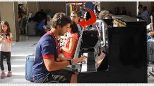 Illustration : "Un inconnu se joint à cette homme qui joue sur un piano dans une gare parisienne… Leur performance est dingue !"