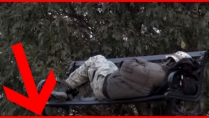 Illustration : "Endormi sur un banc, ce SDF se réveille et hallucine en voyant ce qui se trouve à ses pieds..."