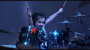 Illustration : "À seulement 5 ans, elle s’installe derrière une batterie et c'est le CHOC quand la musique se lance..."
