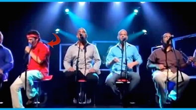 Illustration : "Alors qu'ils interprètent une superbe chanson, observez bien l'homme en rouge quand il se lève !"