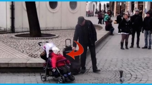 Illustration : "Alors qu'il chante dans la rue, observez bien la réaction de sa fille dans la poussette..."