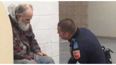 Illustration : "Ce SDF refuse de quitter le magasin ! Un policier s'approche et ce qu'il voit lui brise le coeur..."