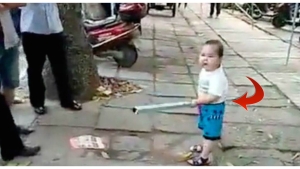 Illustration : "Des policiers s'attaquent à sa grande-mère en pleine rue ! Regardez bien la réaction du petit... Adorable !"