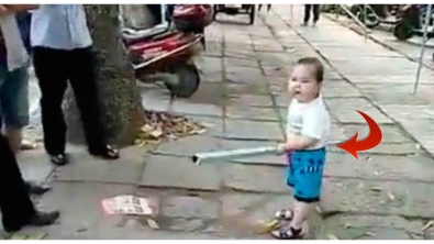 Illustration : "Des policiers s'attaquent à sa grande-mère en pleine rue ! Regardez bien la réaction du petit... Adorable !"