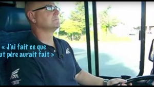 Illustration : "En voyant un garçon de 3 ans monter dans son bus, ce chauffeur a un plan génial pour piéger le kidnappeur qui l'accompagne !"