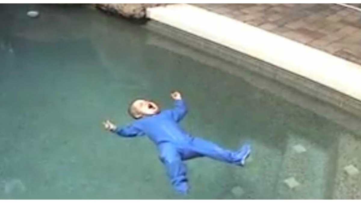 Ce bébé tombe dans la piscine mais au lieu de se noyer, l’incroyable se produit