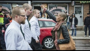 Illustration : "Cette femme se retrouve seule face à 300 néo-nazis. Elle réalise un geste puissant et symbolique pour protester..."