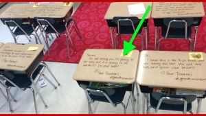 Illustration : "Ce prof s'amuse à gribouiller sur toutes les tables de sa classe, juste avant un examen ! Mais voyez ce qu'il a écrit: "