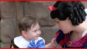 Illustration : "Elle se rend à Disneyland avec son fils et est obligée de filmer la scène en voyant Blanche Neige faire ceci: "
