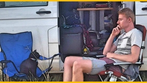 Image illustrant l'article Cet homme a TOUT plaqué pour voyager en van autour de l'Australie... Avec son chat !