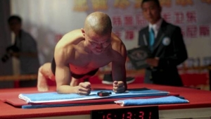 Illustration : "Plus de 8 heures, c'est le nouveau record du monde de gainage de ce policier chinois... Quel exploit !"
