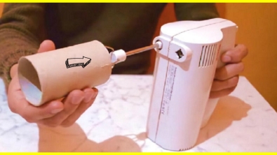 Illustration : "Gain de temps garanti avec cette astuce ! Il suffit de placer un rouleau de papier sur un mixeur..."