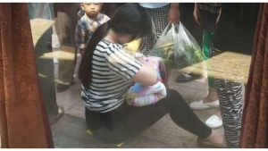 Illustration : "Une femme de 26 ans trouve un bébé abandonné dans un carton... Ce qu'elle en a fait a troublé toute la nation !"