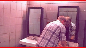 Illustration : "Observez bien le miroir pendant qu'il se lave les mains aux toilettes... Tout le monde doit voir cette vidéo, ça peut sauver des vies !"