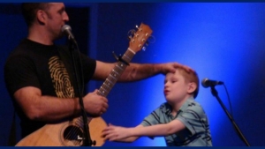 Image illustrant l'article Aveugle et autiste, ce petit garçon donne des frissons lorsqu'il monte sur scène !
