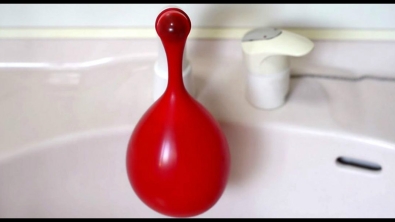 Illustration : Elle fait couler de l'eau dans un ballon et le place au congélateur... Une astuce brillante pour les journées chaudes !