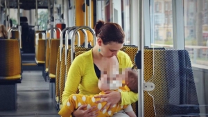 Illustration : "Incroyable: Un chauffeur exige qu'une mère sorte de son bus parce qu'elle allaite son enfant..."